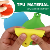 FlexibleroundTPUlivestockeartagbeingbentbyhand