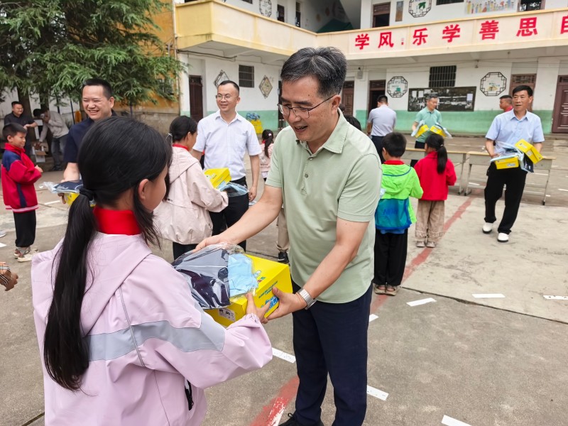 物流集团关工委赴普安县雨核村群兴小学开展“情暖群兴·筑梦起航”关爱活动