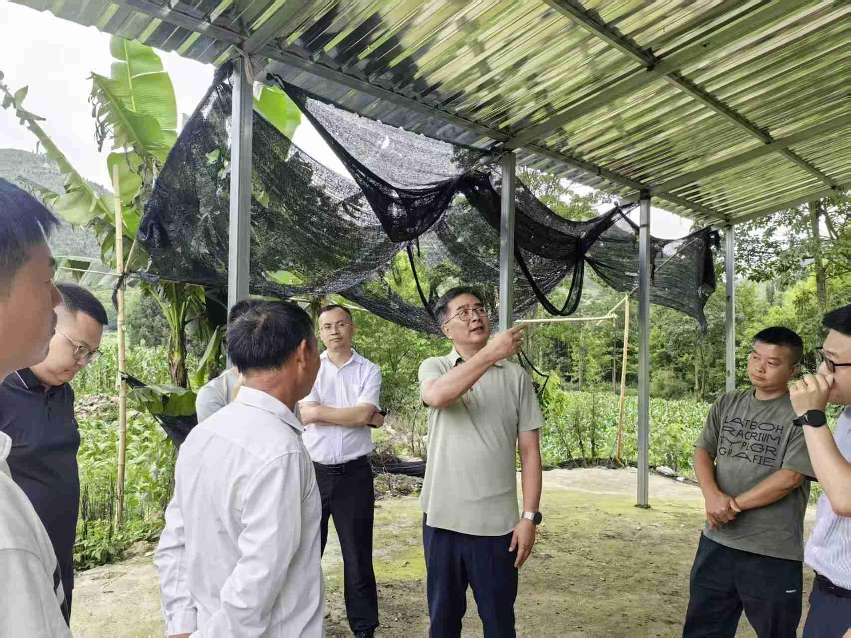 物流集团党委副书记、工会主席高山一行到帮扶村走访调研