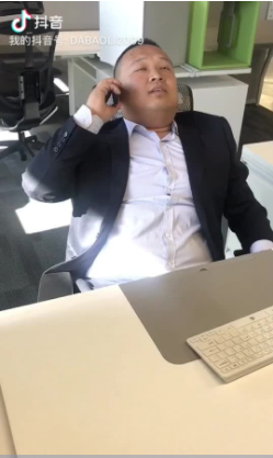 被降级成普通员工的强哥，  上班时间依然不忘记吃汉堡。