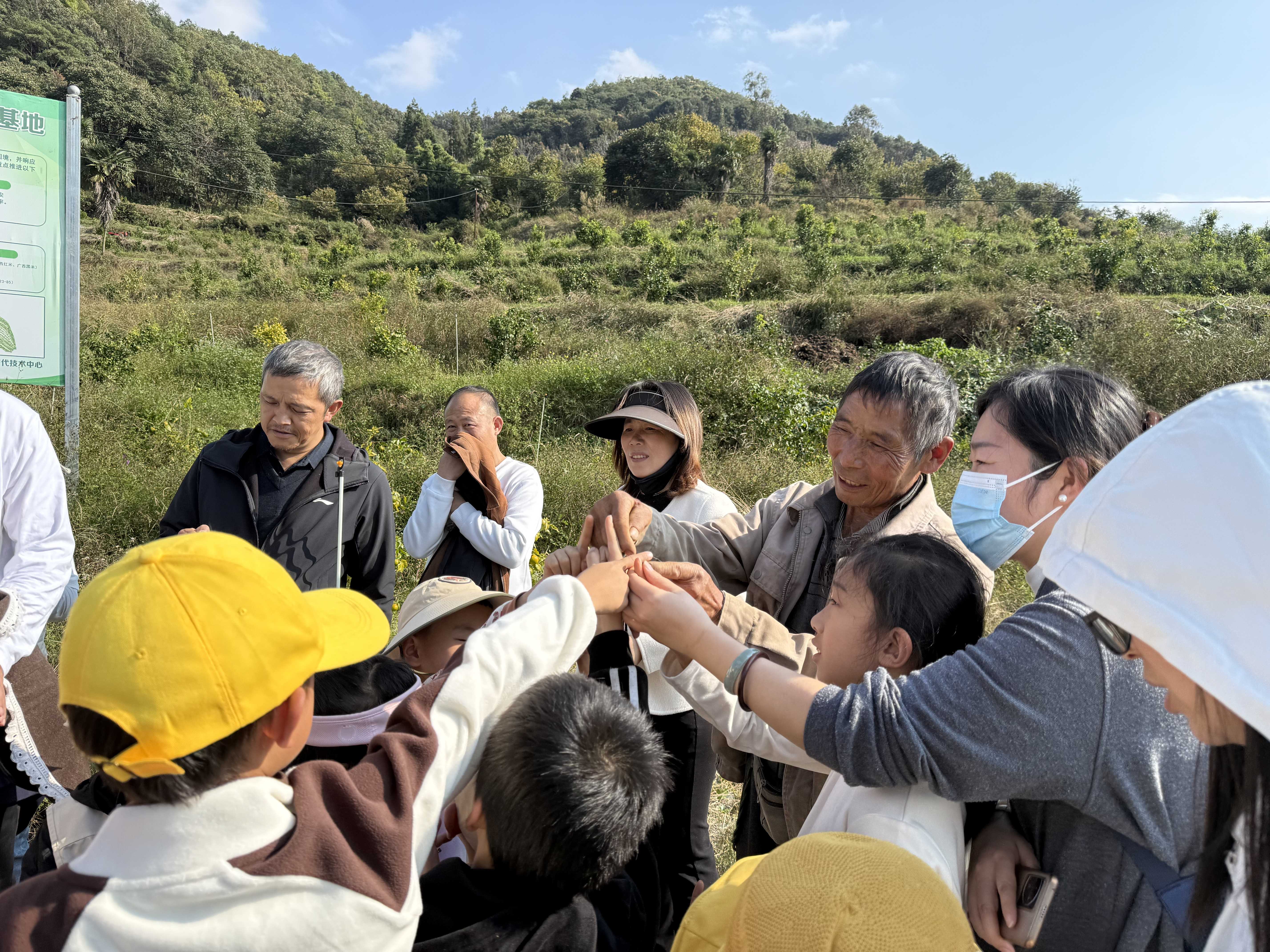 “气候友好小农人”亲子田园种植体验走进瓦恭社区