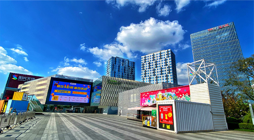 本项目分为裙楼商业，三栋soho和一栋办公楼三部分。总建筑面积239226平方米。