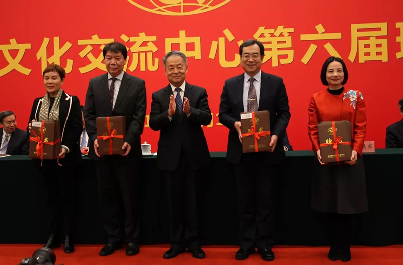 杨传堂理事长向新当选的理事代表颁发聘书