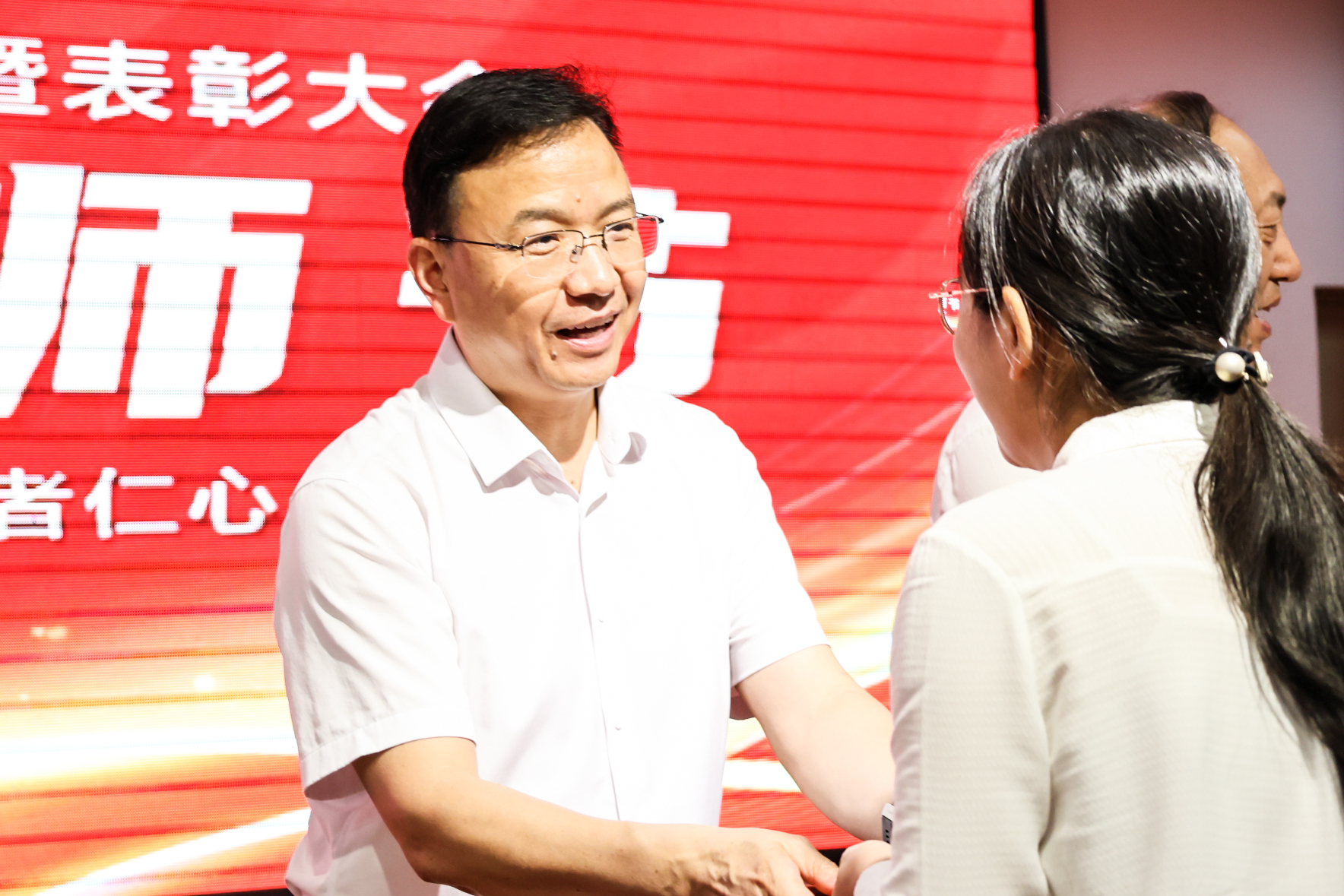 党委书记王金胜颁奖