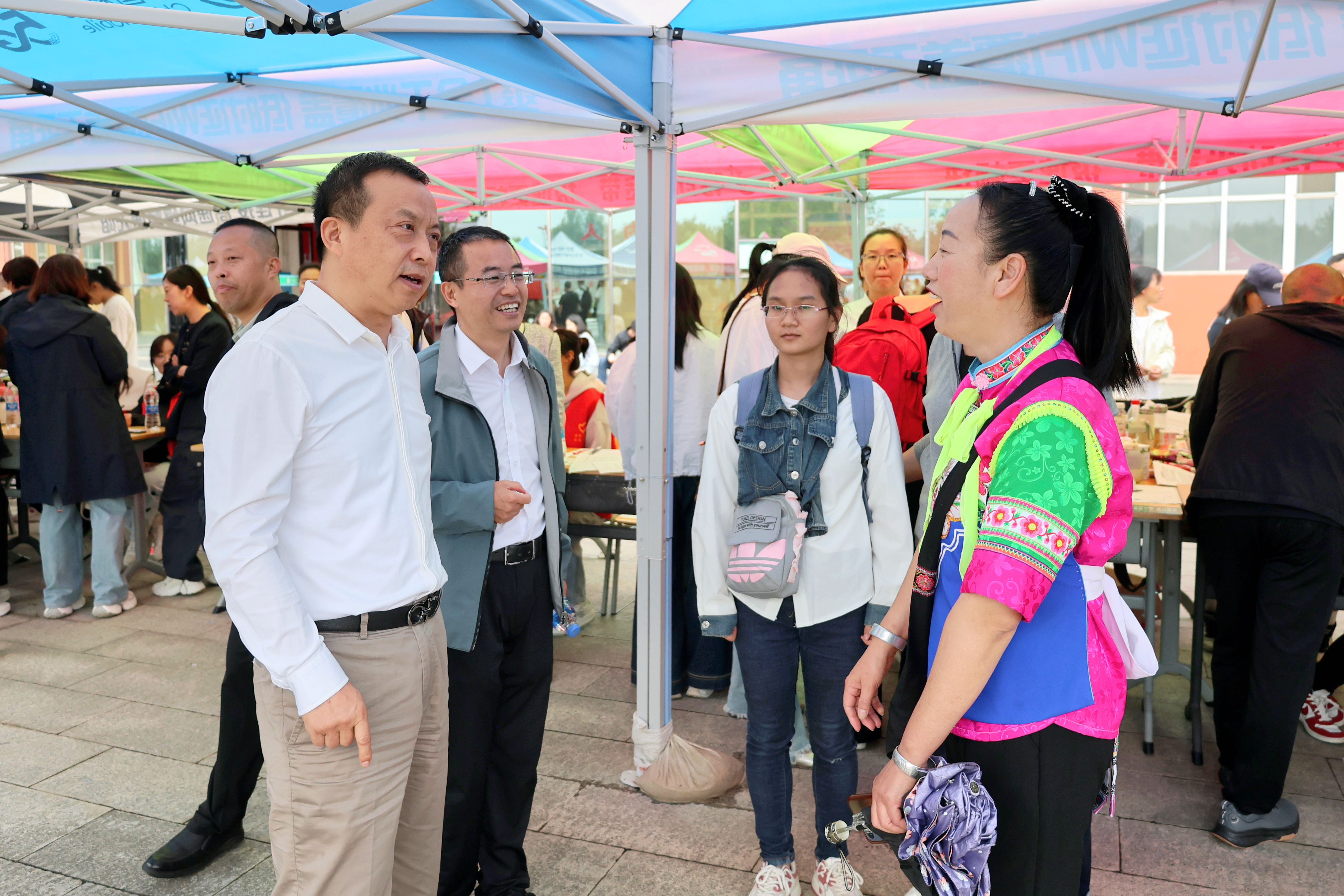 校领导迎接2025级新同学