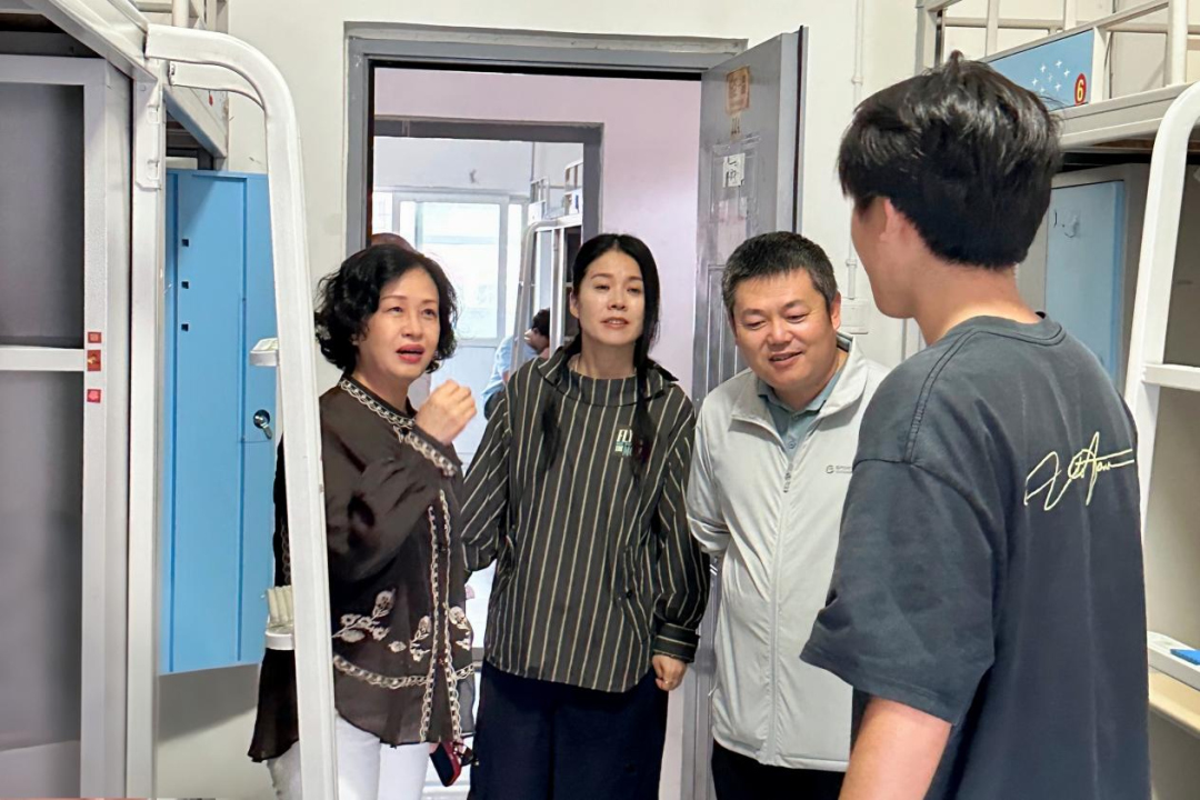 校领导迎接2025级新同学