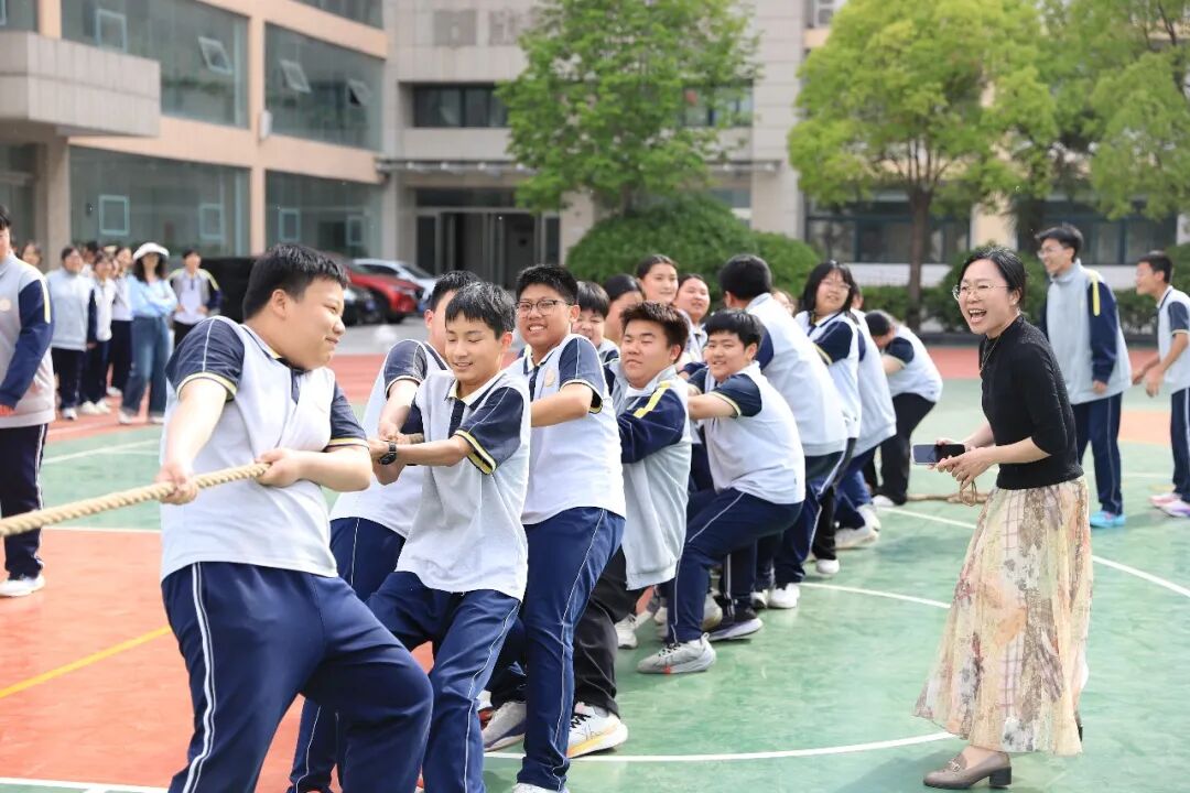 拔河聚力燃赛场 热血少年正昂扬——郑州群英中学八年级拔河比赛火热举行