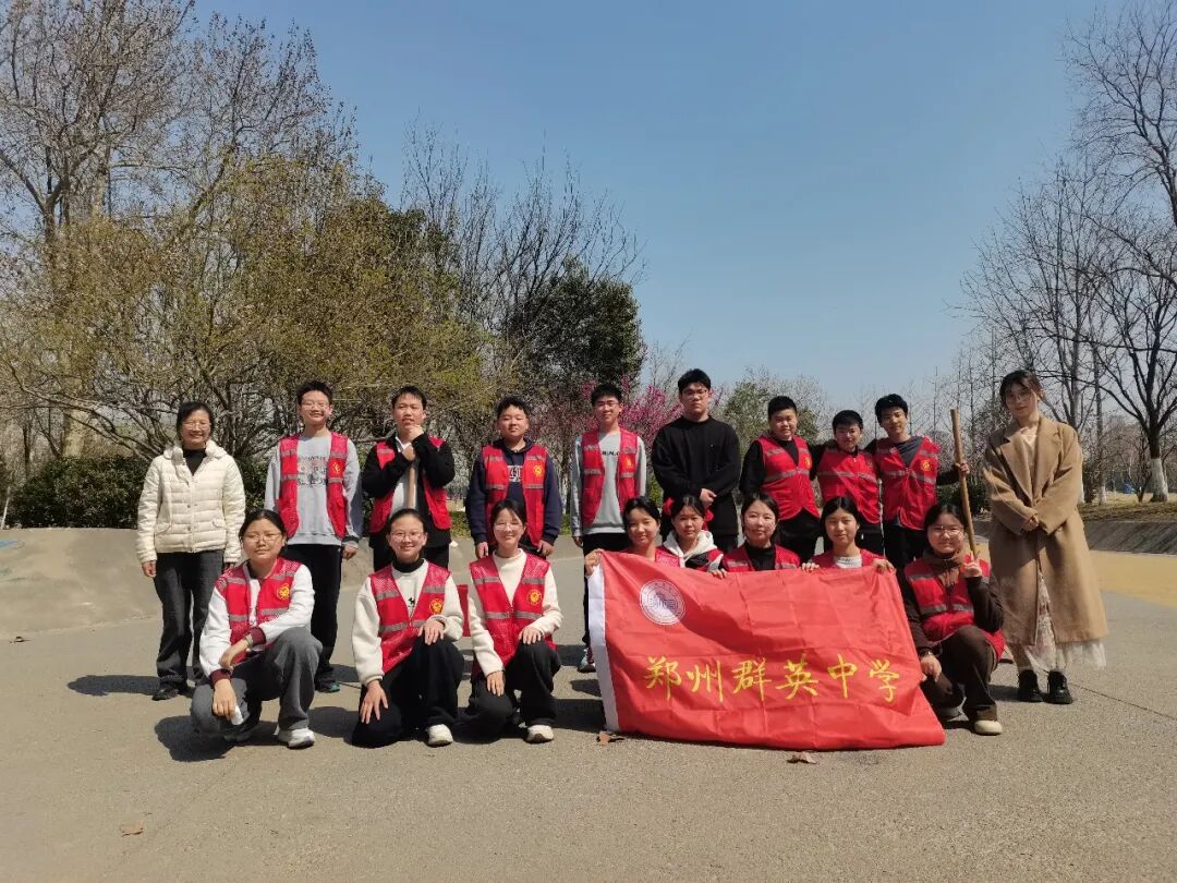 学雷锋 践行动——郑州群英中学七年级学子春日志愿行