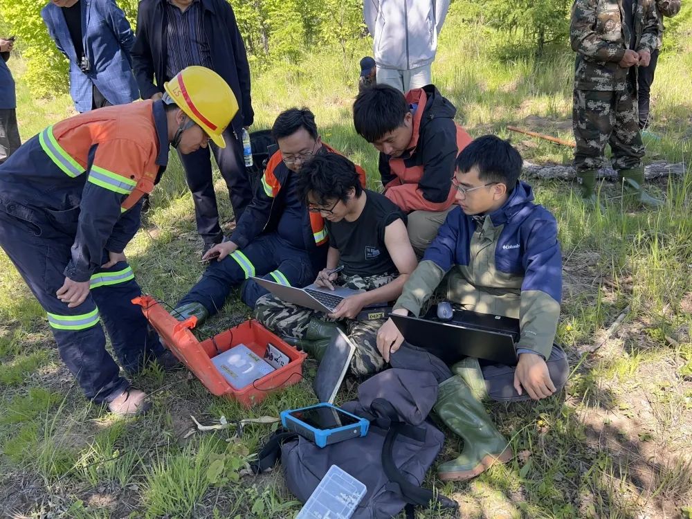 野外勘探现场