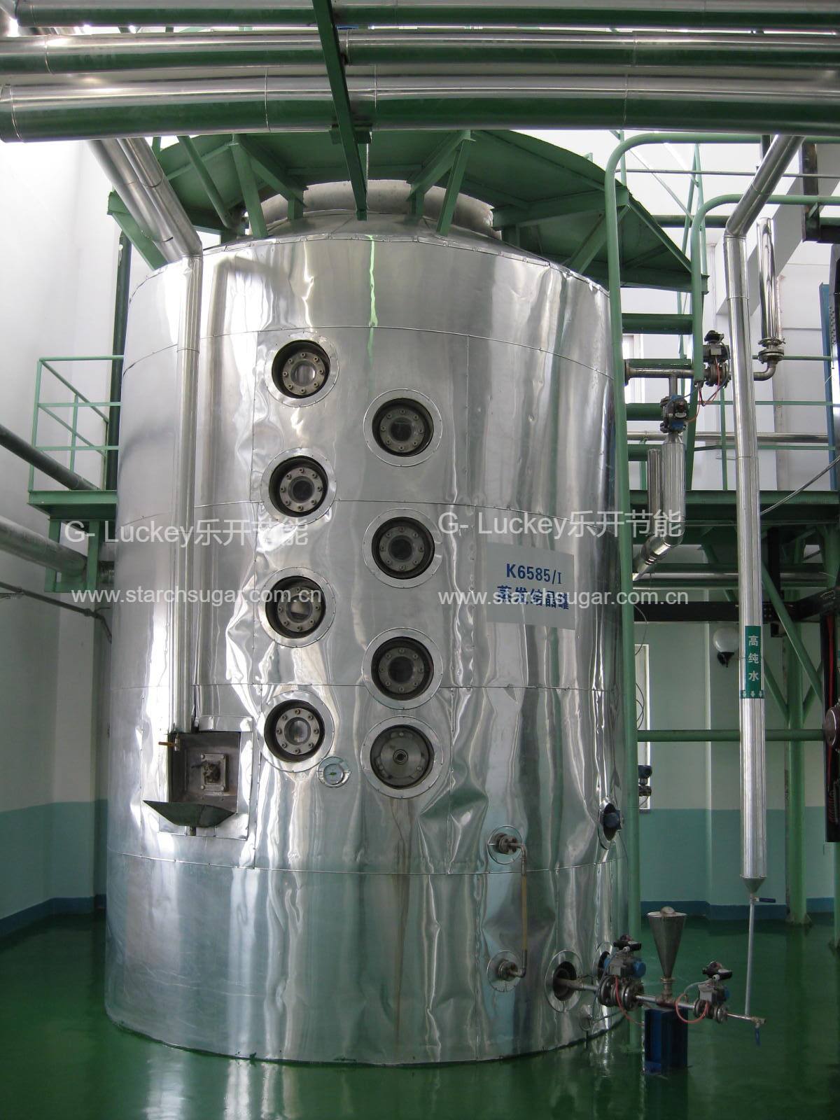 真空蒸发结晶罐可根据客户需要配备计算机程序操作系统（俗称微机煮糖）。该设备顶部采用新型机械密封，密封效果好。底部轴承采用清洁水润滑，无需润滑脂，不会出现产品污染。搅拌器采用螺旋桨推进式，强制循环效果好，功耗低。视镜处配备有专用显微镜，方便观察与测量晶粒状况。