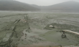 该尾矿库属于山谷型上游法尾矿坝，设计总库容为645万立方米，初期坝坝高18米，设计为均质土坝，坝底标高+32m，坝顶标高+50m，初期坝标高37.0m以下内外坡坡比均为1：2.0，标高37.0～44.0m内外坡坡比均为1：3.0，标高44.0～50.0m内外坡坡比均为1：2.5，后期尾砂堆积坝设计坝高30米。