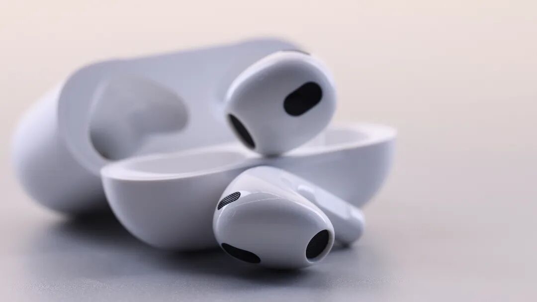 千库网_白色电子蓝牙耳机和白色背景的技术案例_摄影图编号18487694.jpg