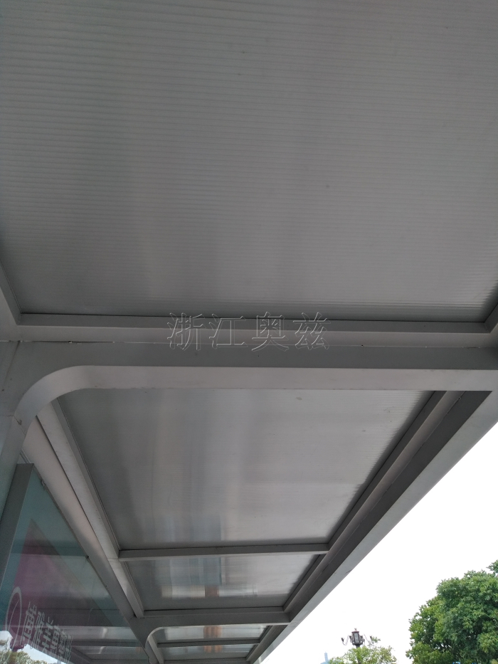 银灰色阳光板公交站台顶棚