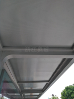 银灰色阳光板公交站台顶棚