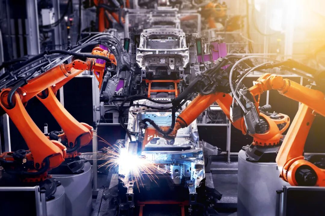 In-the-industrial-production-workshop-the-robot-arm-of-the-automobile-production-line-is-working.jpg