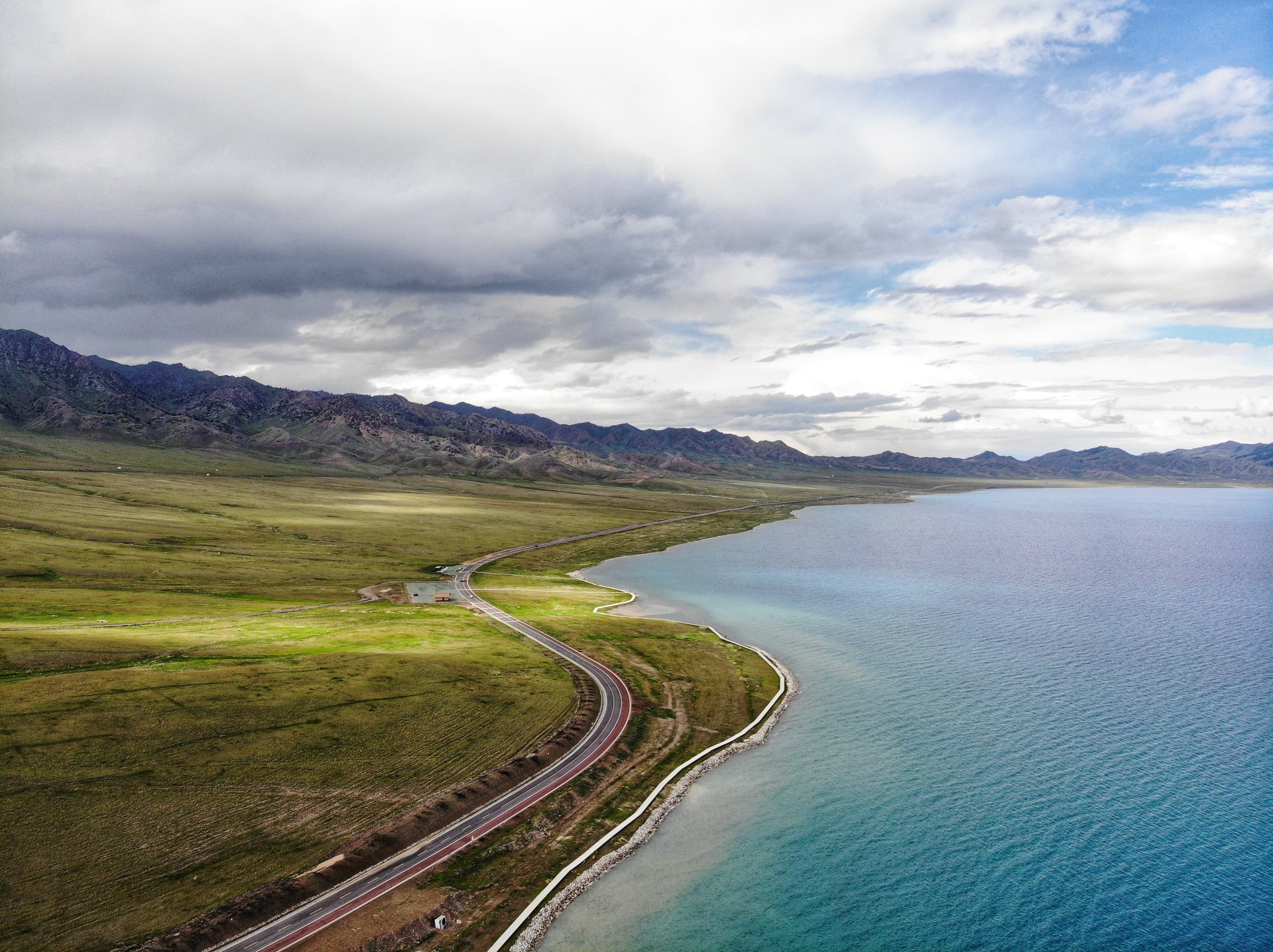 赛里木湖-图虫创意-699712818971017231