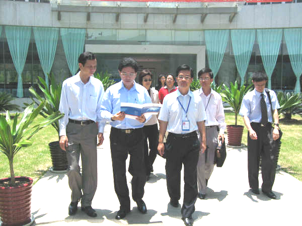 为泰国商务部谢德奎副部长考察海关物流基地陪同口译