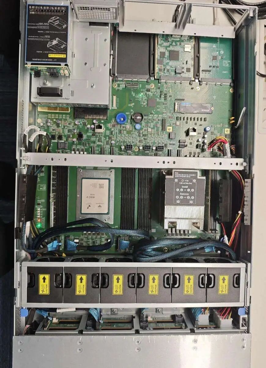 V100 服务器 香山公众号供图