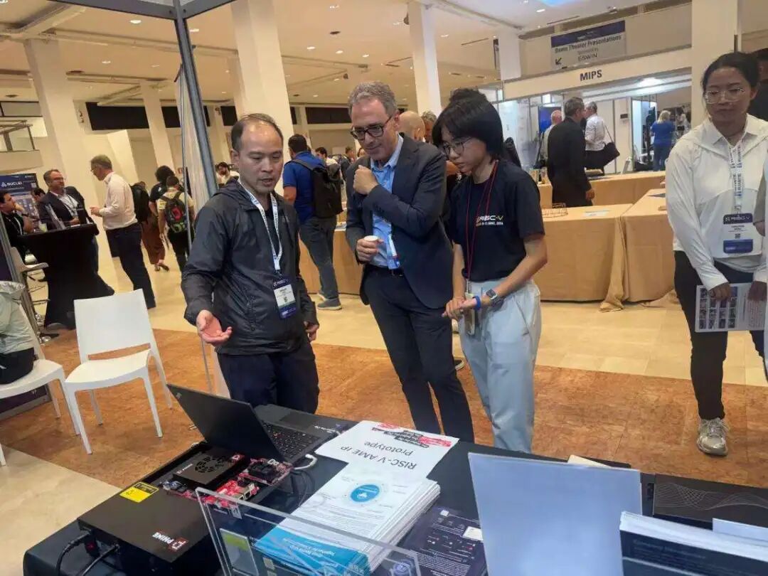 RISC-V 国际基金会首席执行官 Andrea Gallo 莅临现场，参观 AME IP 原型演示