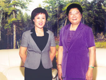 全国人大副委员长、全国妇联主席顾秀莲在东宁集团视察时与董事长孔东宁合影留念