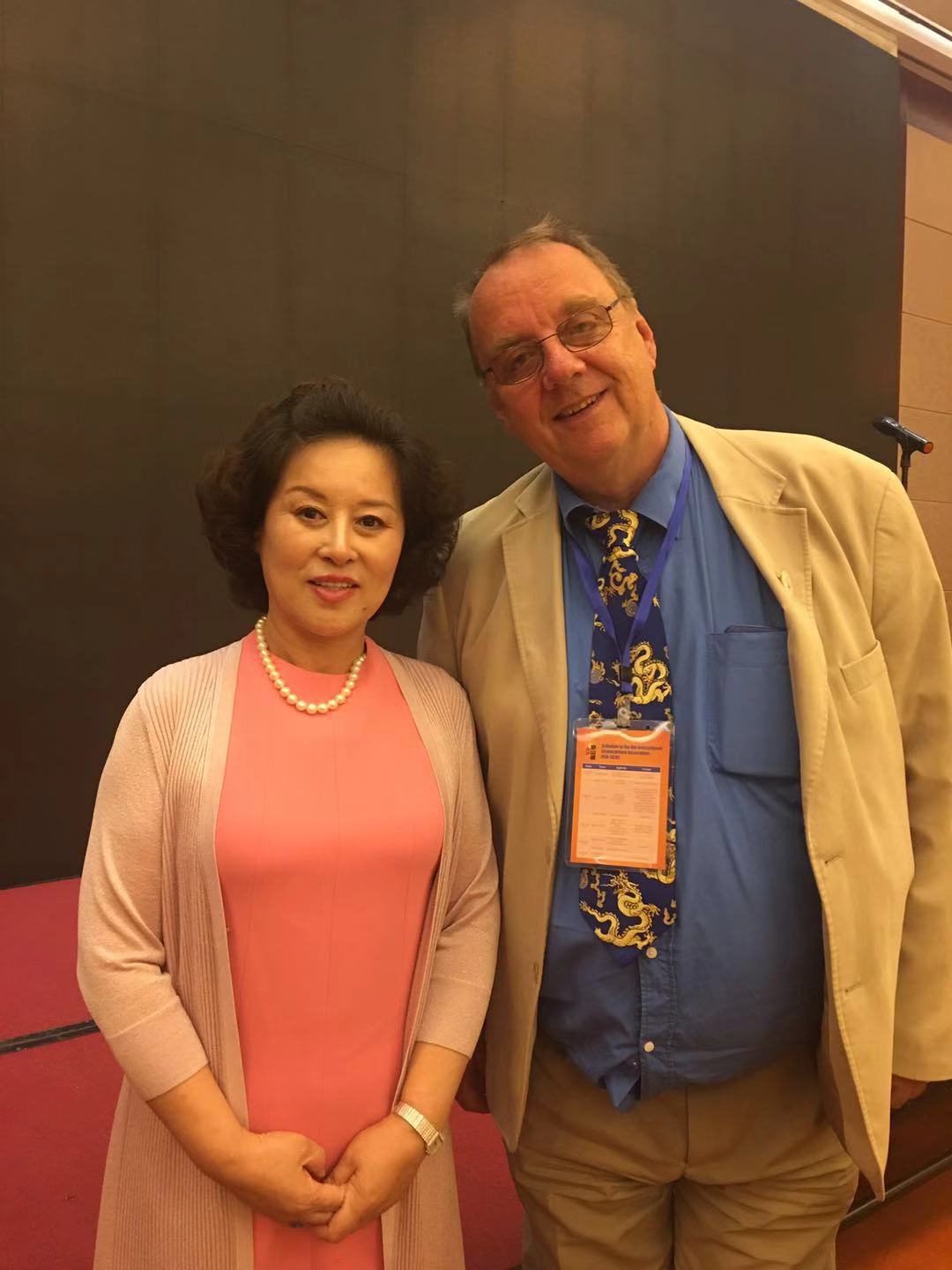 2018年国际沙棘大会孔东宁与国际沙棘协会副主席、德国沙棘协会主席约尔.托马斯.莫塞尔亲切合影