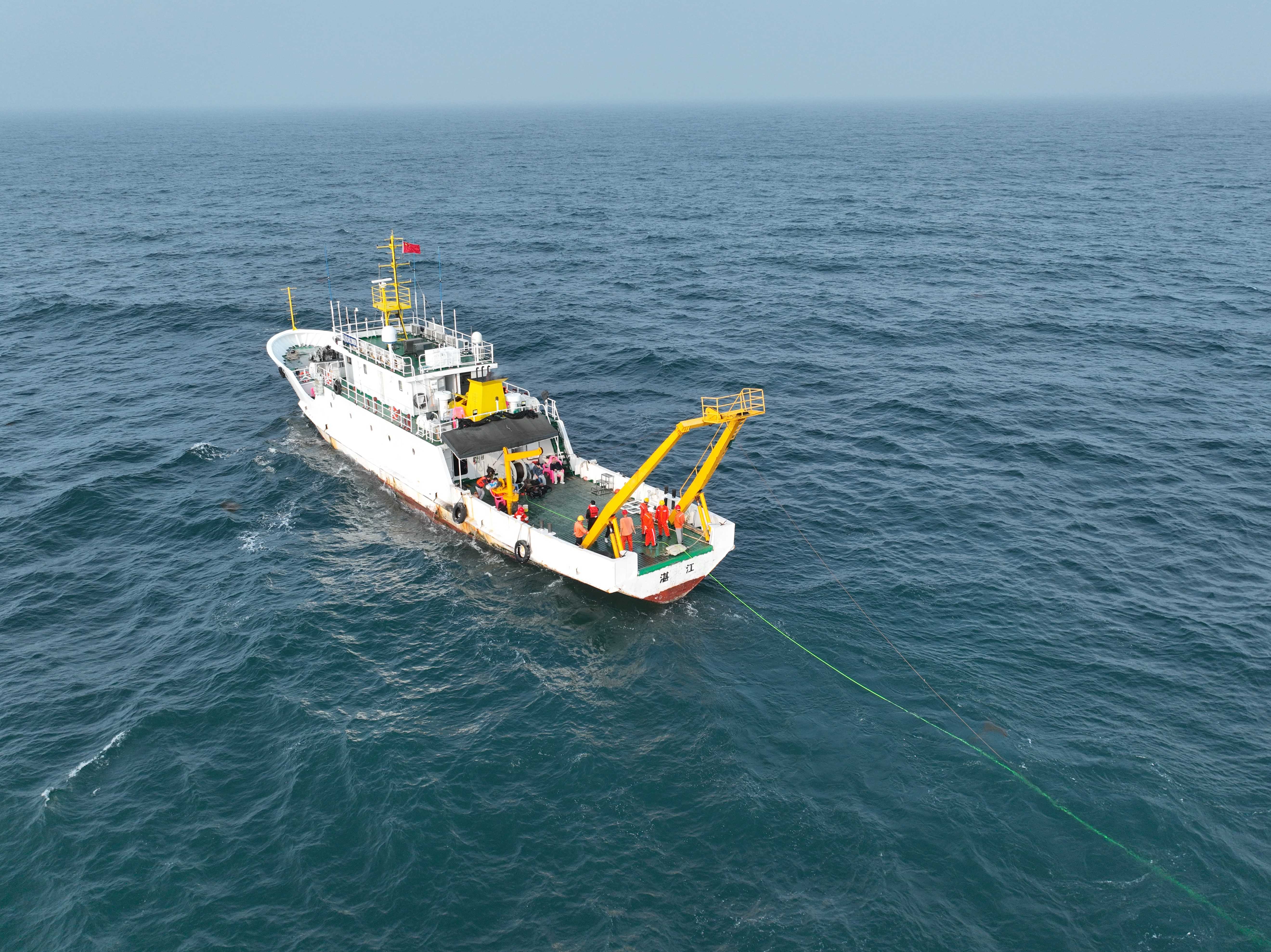 首例海底掩埋爆炸物探测及清理项目