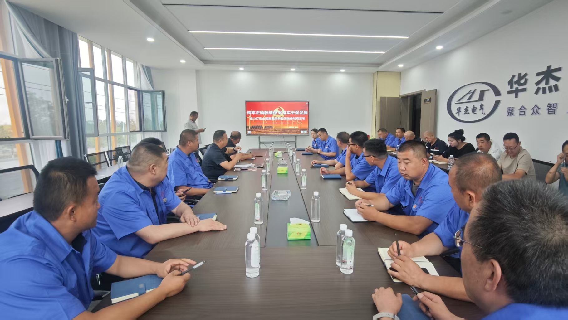 酒泉经开区管委会党工委委员、副主任张永利莅临华杰电气讲授专题党课