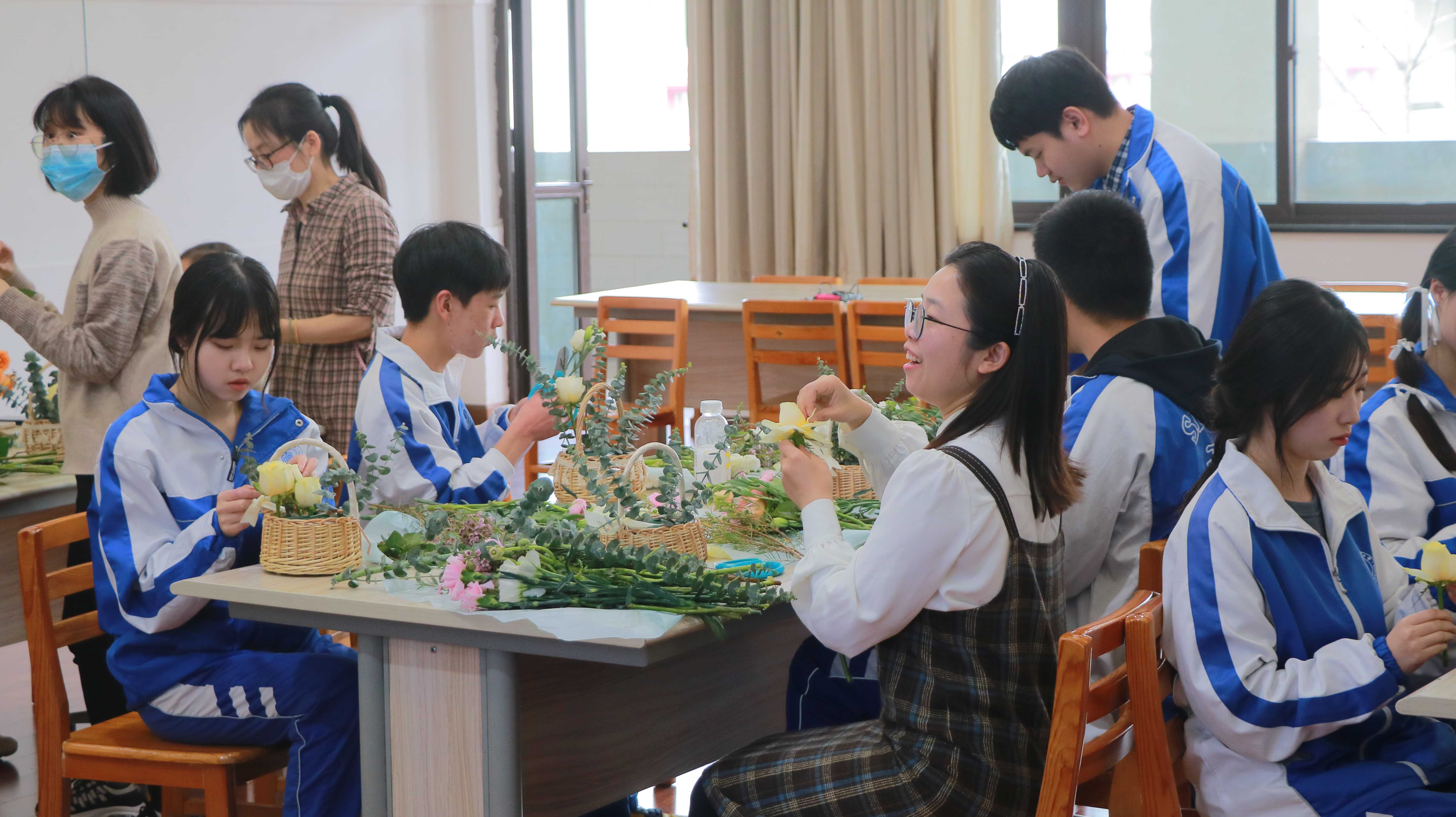 石室北湖花艺课，石室北湖国际部AP重视每一位学子的品格培养与美学教育，我们希望每位毕业生，可以成为在世界语境下诠释中国品格的优秀公民。这不仅需要每位学子有过硬的学术成绩作为基础，更需要他们具有共情力、感知力，懂得回溯自我，在更宽广的平台中仍保持独立思考明辨是非的能力。