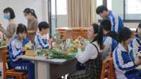 石室北湖花艺课，石室北湖国际部AP重视每一位学子的品格培养与美学教育，我们希望每位毕业生，可以成为在世界语境下诠释中国品格的优秀公民。这不仅需要每位学子有过硬的学术成绩作为基础，更需要他们具有共情力、感知力，懂得回溯自我，在更宽广的平台中仍保持独立思考明辨是非的能力。