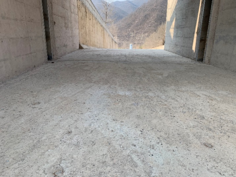 ▲溢洪道底板罩面冻融、侵蚀破坏修复