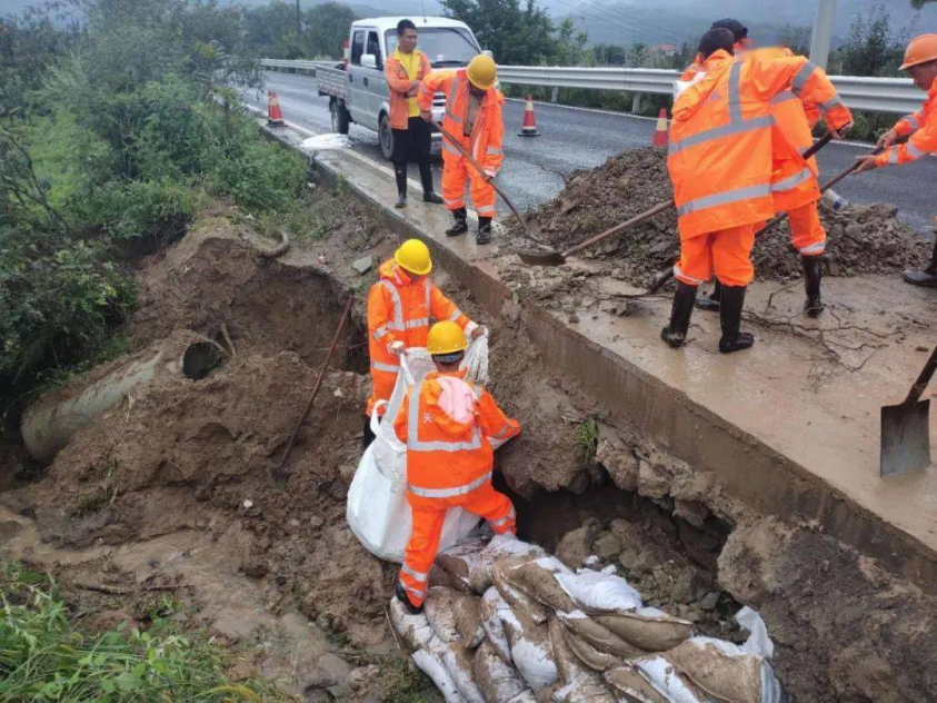 ▲ 暴雨洪水过后路面塌陷、掏空快速修复