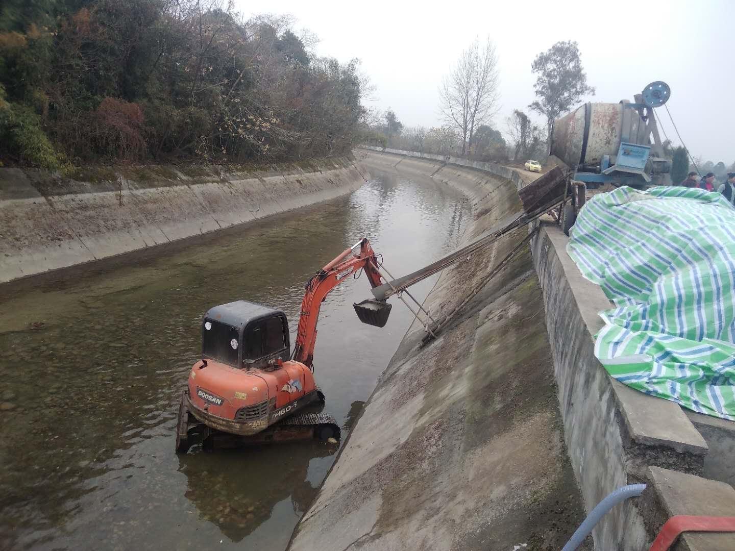 ▲灌渠底板水下快速修复