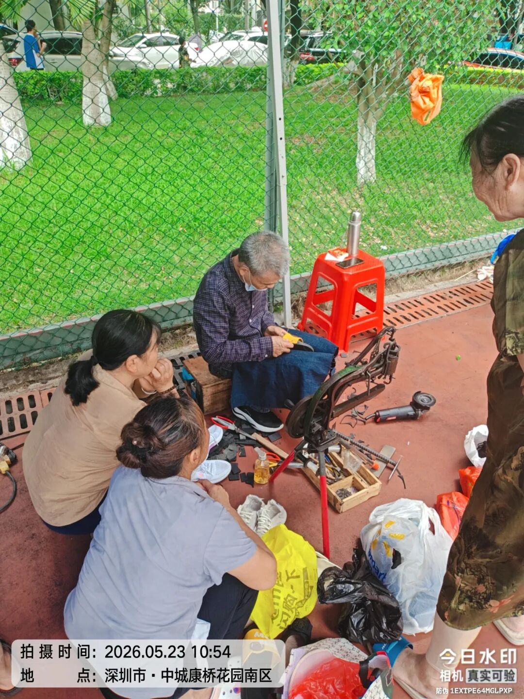 康桥花园便民服务修鞋.jpg
