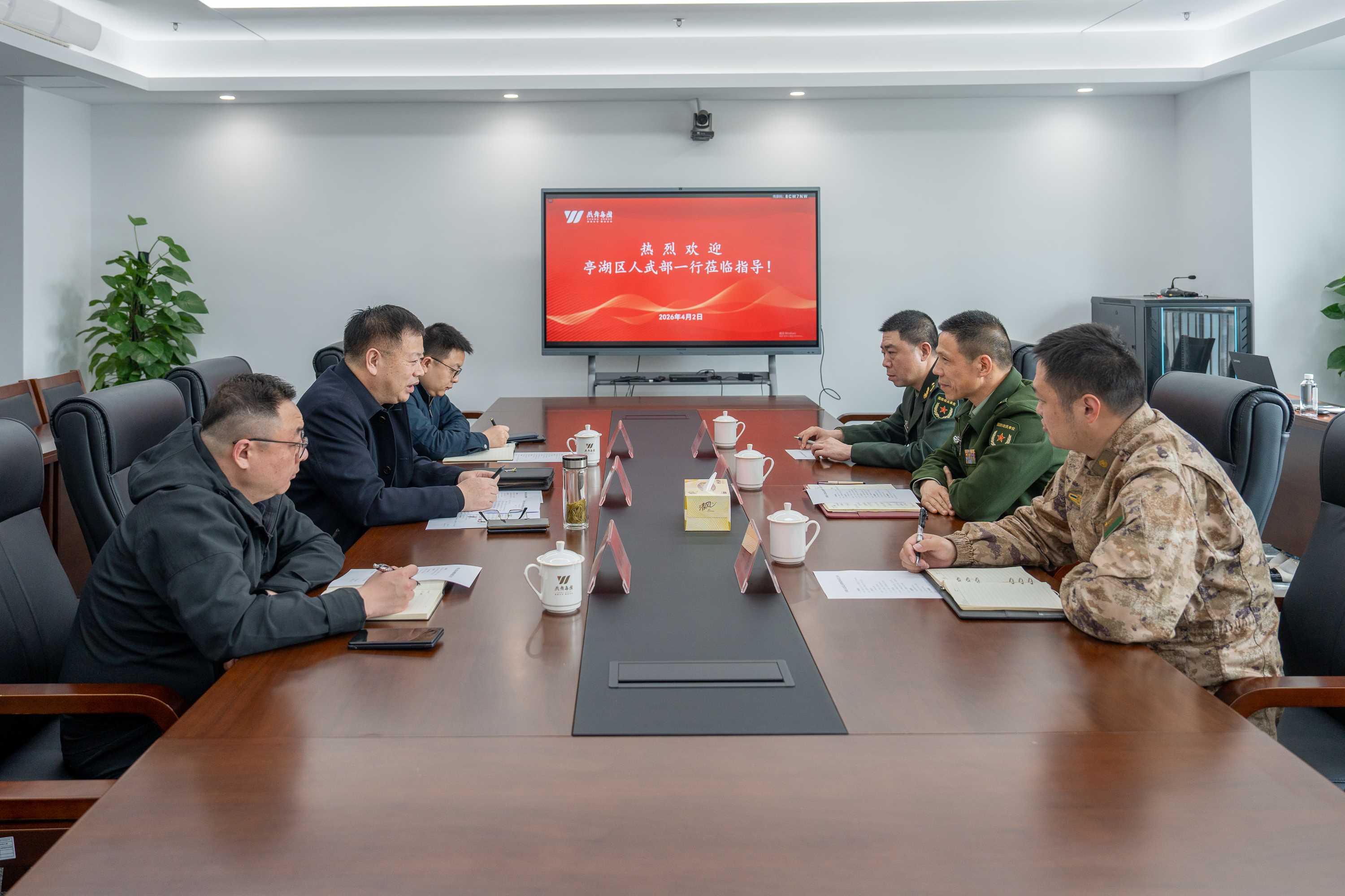 亭湖区人武部走访调研燕舞集团人民武装工作