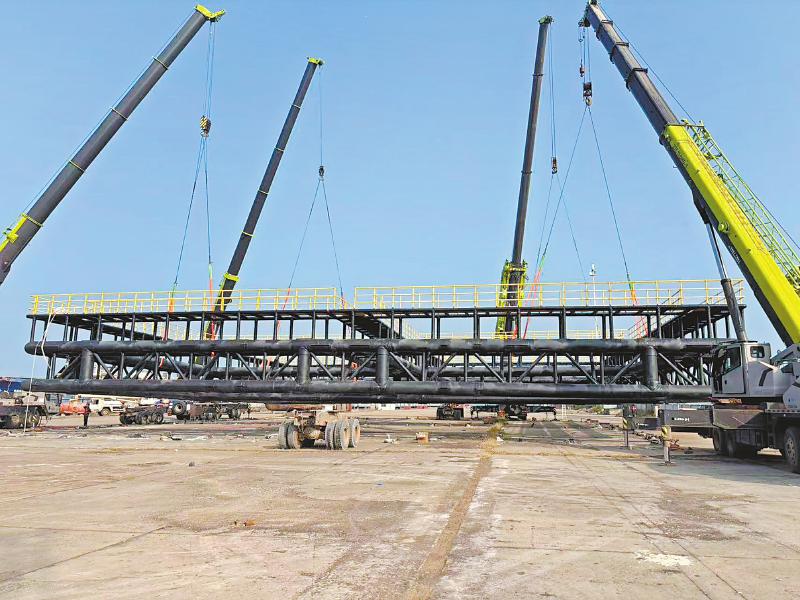 在海南省临高县金牌港,玄武岩纤维复合材料深海养殖浮体平台成功下水。 受访者供图