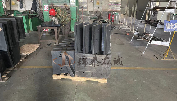 橡胶衬板，球磨机橡胶衬板，钢橡复合衬板，橡胶输送带，大倾角波纹挡边带，超宽输送带，耐磨胶管、叶轮等各类橡胶制品