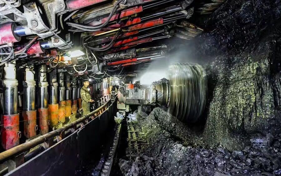煤矿井下开采图片-8bc35586dd0945deb4164327aa24914c_th