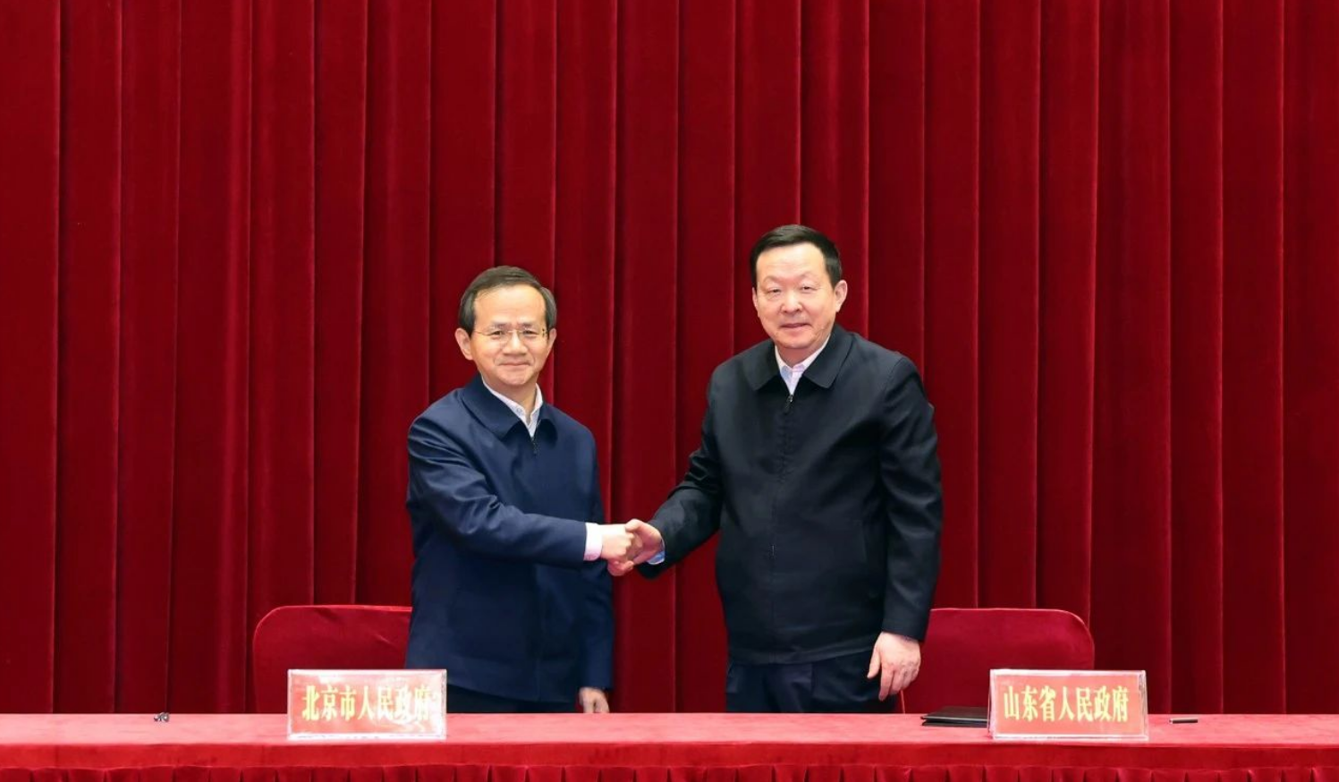 会上，殷勇、周乃翔代表两地共同签署了《北京市人民政府 山东省人民政府 战略合作协议》。