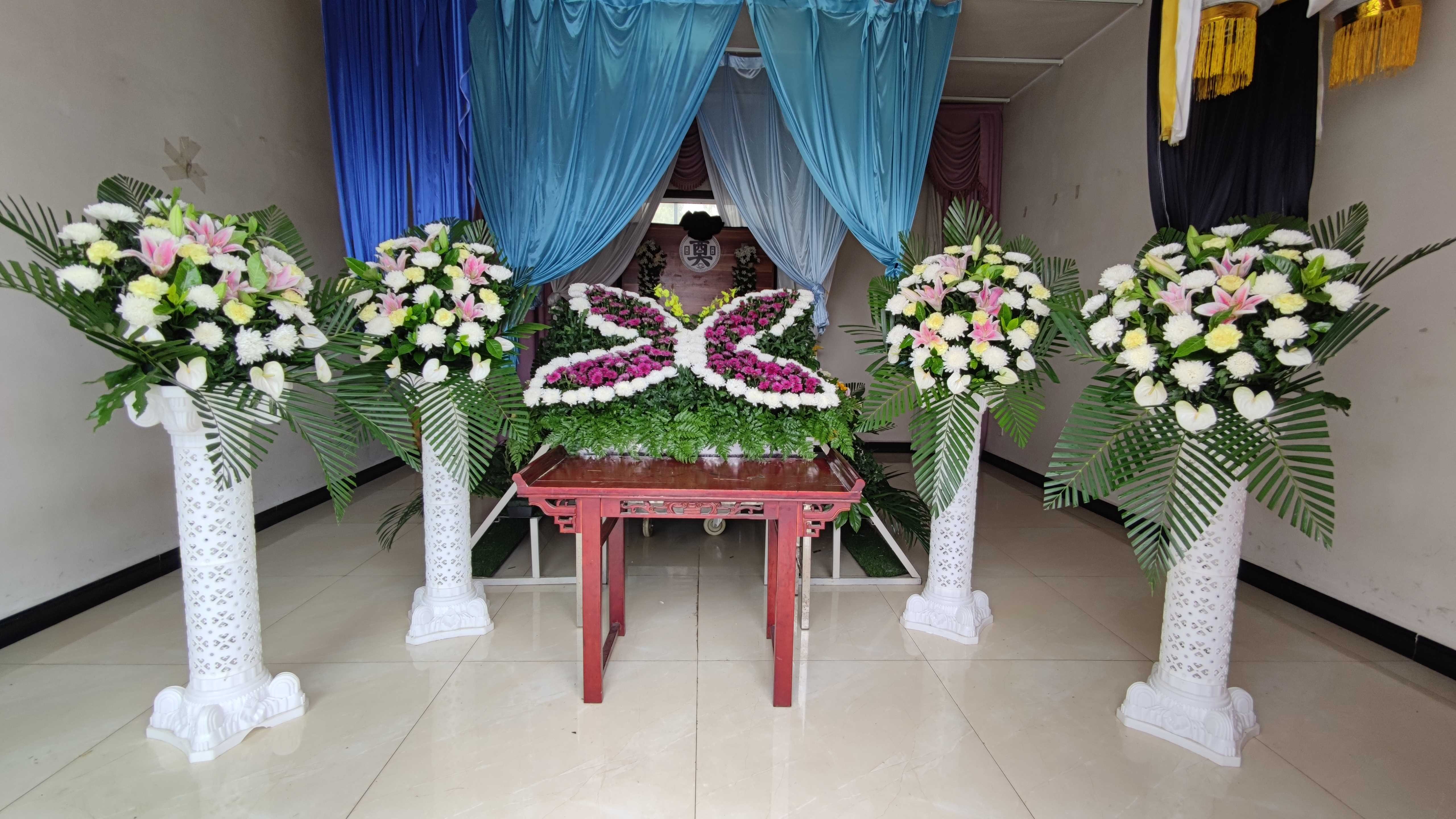 灵堂鲜花布置