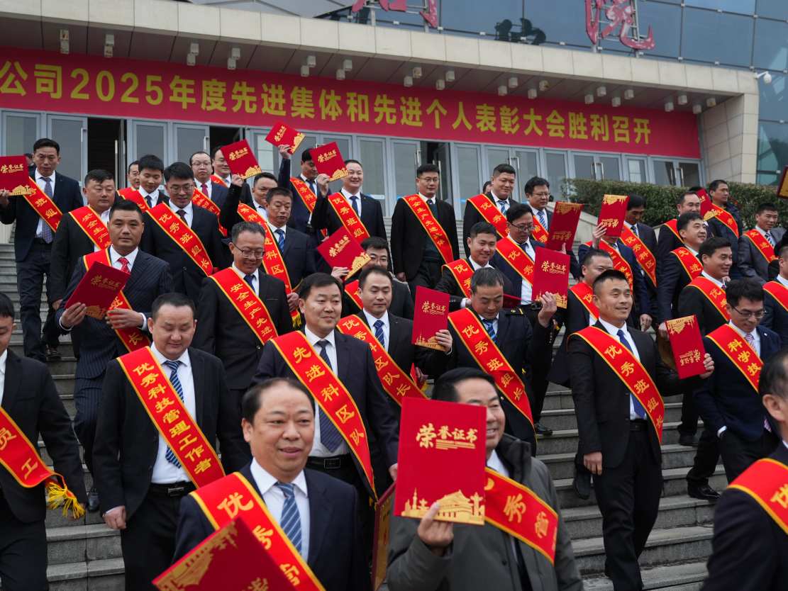 受表彰代表满怀豪情和信心走出会场（代宜喜 王功海）