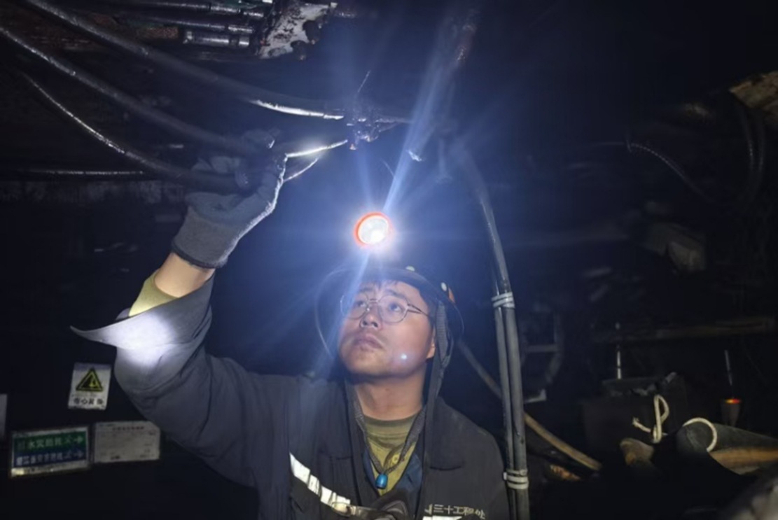 中煤三建三十工程处柳昌涛在检修综采支架的供液系统（李继峰 李海涛）