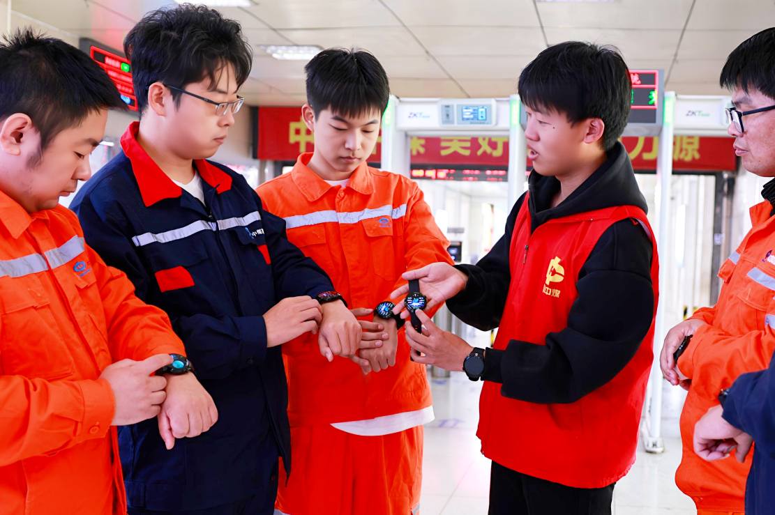 推广应用智能手环织密“防护网”（许士卿 代夫博）