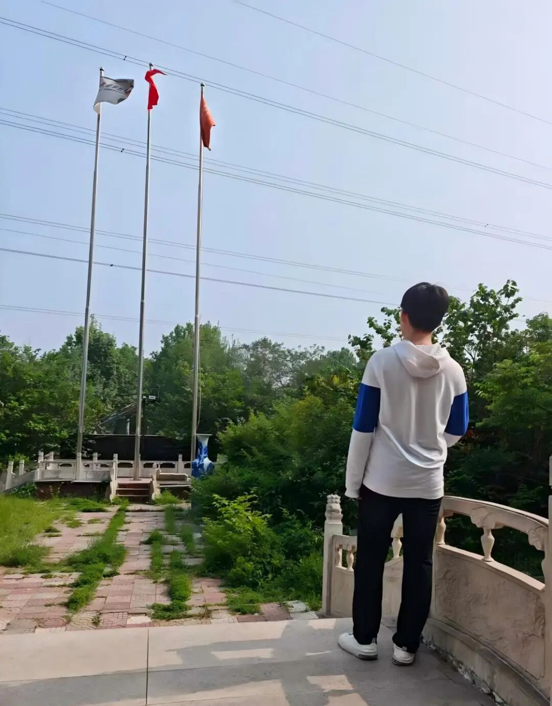 个人背影照.jpg