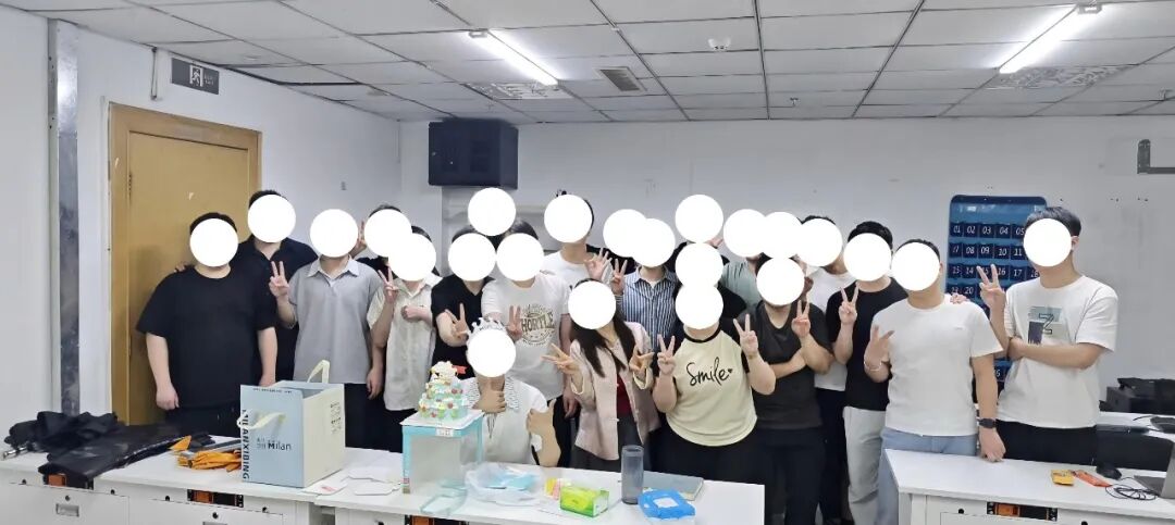 在班过生日，全班为自己庆生.jpg