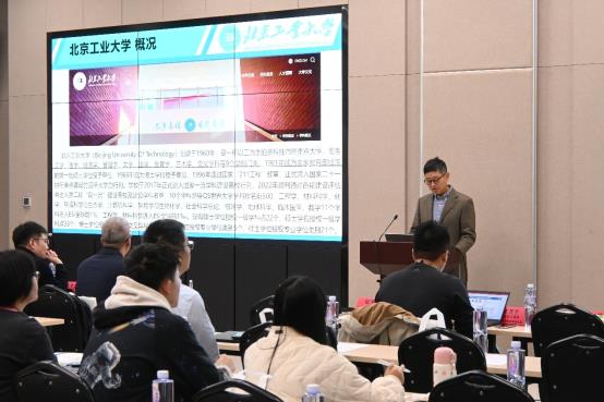 一群人在台上演讲

描述已自动生成