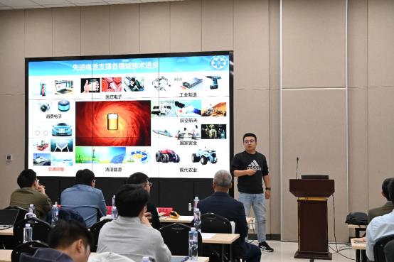 图片包含 人, 室内, 人们, 桌子

描述已自动生成