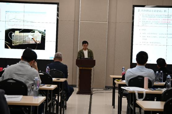 人们在桌子边

描述已自动生成