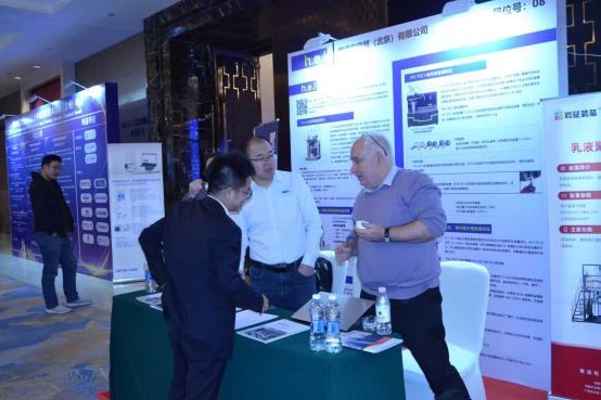 一群人在房间内玩体感游戏

AI 生成的内容可能不正确。