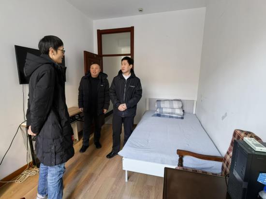 李光辉(右一)在省自然资源调查院值班室了解值班情况   李殿鑫  摄