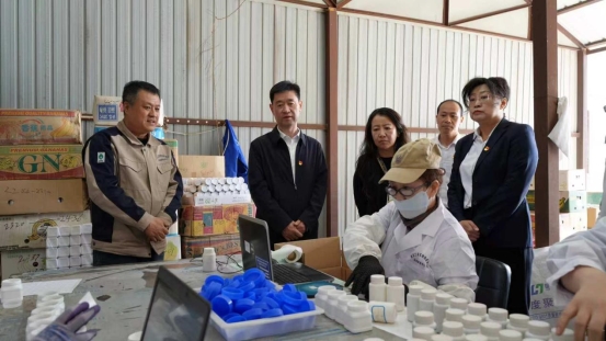 李光辉（左二）观看地球化学副样整理全流程  胡振华  摄